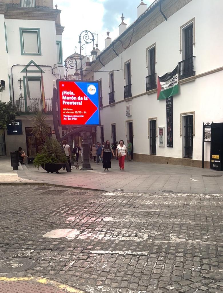 Vista lateral de pantalla LED en centro de Morón