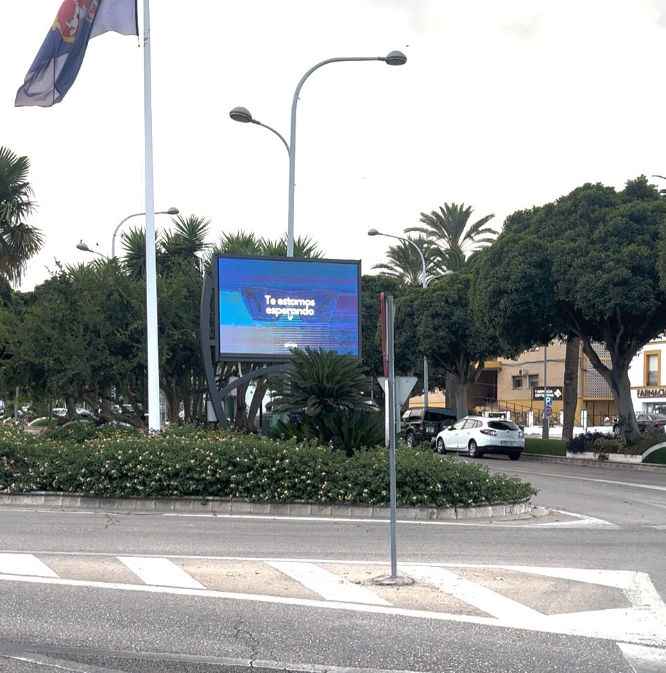 Pantalla LED activa en Rotonda Alameda mostrando publicidad